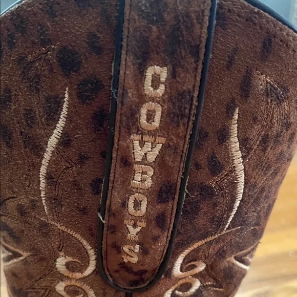 Lucchese “Dallas Cowboys” Leopard Boots with Embroidery & Rhinestone Star - Picture 8 of 13